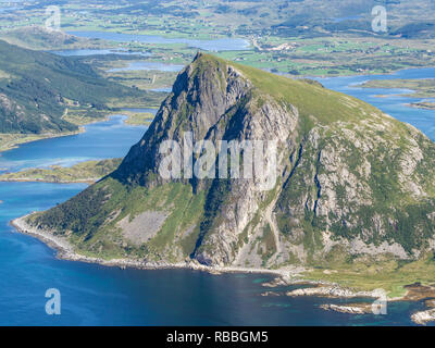 Vue du haut des Stornappstind Offersöya la montagne à l'égard de l'île, grande falaise dans la mer, les îles Lofoten, Norvège Banque D'Images