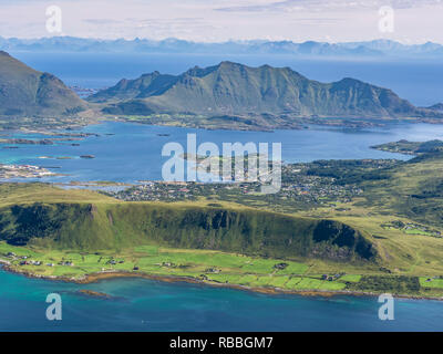 Vue du haut des Stornappstind la montagne village Gravdal, de fermes au bord de la mer, les îles Lofoten, Norvège Banque D'Images