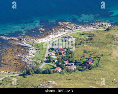 Vue du haut de la montagne, Stornappstind maisons près de Napp, Lofoten, Norvège Banque D'Images