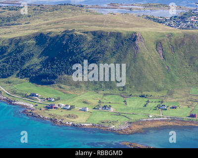 Vue du haut des Stornappstind la montagne, les fermes à la rive de l'île de la côte ouest, Vestvagöya Gravdal village en haut à droite, Lofoten, Norvège Banque D'Images