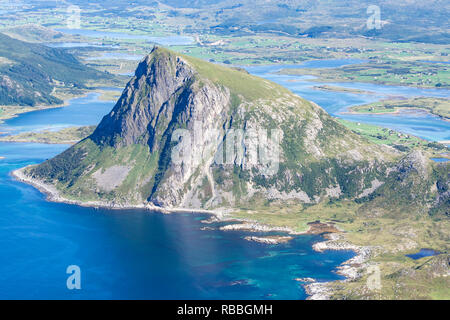 Vue du haut des Stornappstind Offersöya la montagne à l'égard de l'île, grande falaise dans la mer, les îles Lofoten, Norvège Banque D'Images