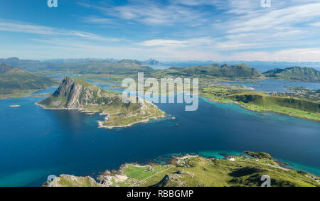 Vue du haut des Stornappstind Offersöya la montagne à l'égard de l'île, grande falaise dans la mer, la montagne en Vagekallen l'arrière, Lofoten, Norvège Banque D'Images