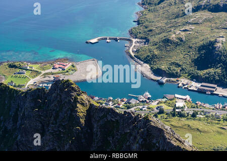 Vue du haut de la montagne pour Stornappstind harbour village de Napp, Lofoten, Norvège Banque D'Images