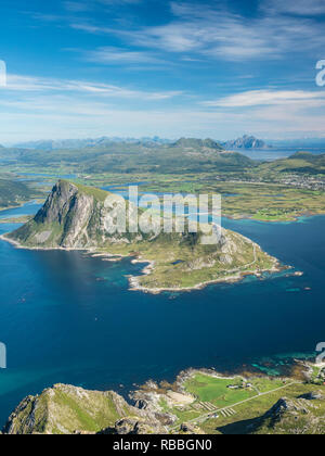 Vue du haut des Stornappstind Offersöya la montagne à l'égard de l'île, grande falaise dans la mer, la montagne en Vagekallen l'arrière, Lofoten, Norvège Banque D'Images