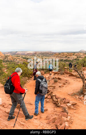 Hauts de randonneurs marchant avec précaution chemin de la Mesa Arch dans Canyonlands National Park. Les plus jeunes randonneurs garder un oeil sur eux. Banque D'Images