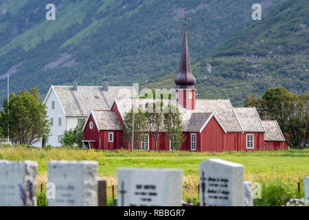 Cimetière de Flakstad, Flakstad église dans le dos, bâtiment en bois rouge, Flakstad, Lofoten, Norvège Banque D'Images