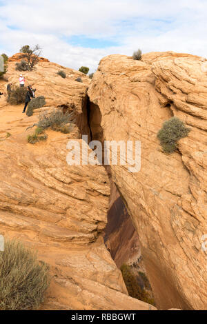 Les randonneurs de grimper rock hill, situé près de la Mesa Arch dans Canyonlands National Park Moab Utah Banque D'Images