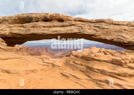 Vue sur et par le biais de Mesa Arch Canyonlands National Park, matin d'automne. Banque D'Images