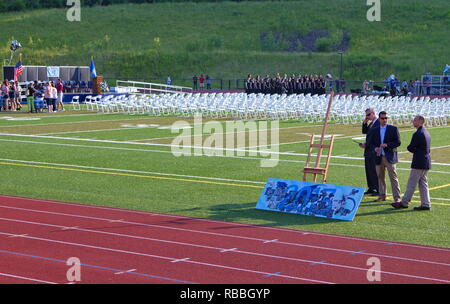 Middletown, CT USA. Jun 2013. Le personnel de sécurité d'assurer la sécurité des dignitaires comme rassembler dans une école secondaire finissants. Banque D'Images