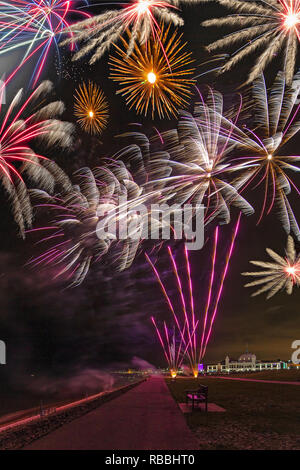D'artifice du Nouvel An au-dessus de Ville Espagnole, Whitley Bay, North Tyneside, Royaume-Uni Banque D'Images