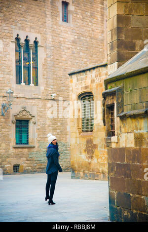 Portrait modèle féminin pose pour photos à la destination de touristes à Barcelone, en Espagne. Barcelone est connu comme une ville artistique situé dans l'Est du pays. Banque D'Images