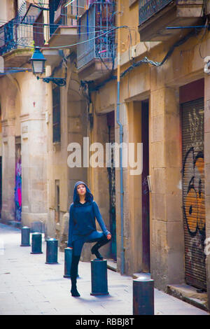 Portrait modèle féminin pose pour photos à la destination de touristes à Barcelone, en Espagne. Barcelone est connu comme une ville artistique situé dans l'Est du pays. Banque D'Images