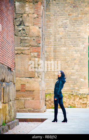 Portrait modèle féminin pose pour photos à la destination de touristes à Barcelone, en Espagne. Barcelone est connu comme une ville artistique situé dans l'Est du pays. Banque D'Images