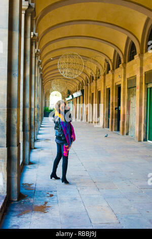 Portrait modèle féminin pose pour photos à la destination de touristes à Barcelone, en Espagne. Barcelone est connu comme une ville artistique situé dans l'Est du pays. Banque D'Images