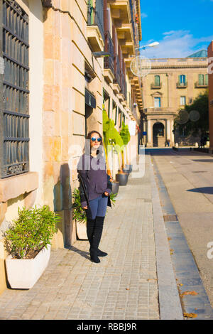 Portrait modèle féminin pose pour photos à la destination de touristes à Barcelone, en Espagne. Barcelone est connu comme une ville artistique situé dans l'Est du pays. Banque D'Images