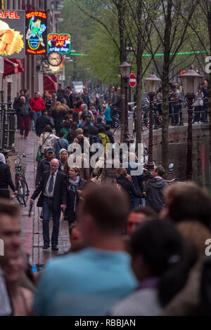 Un sentier latéral du canal occupé dans le Quartier Rouge d'Amsterdam, Pays-Bas. Banque D'Images