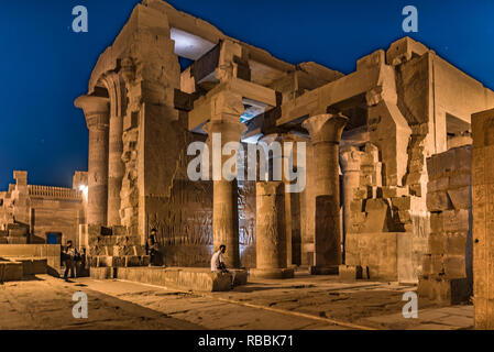 Les touristes visitant le temple de Kom Ombo en soirée, l'Egypte, le 23 octobre 2018 Banque D'Images