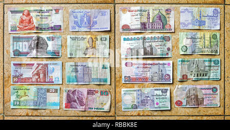 Le Caire, Egypte - 25 février : Livres égyptiennes de l'argent au Caire le 25 février 2010. Billet de Monnaie Livre coloré l'Égypte au Caire, Egypte. Banque D'Images