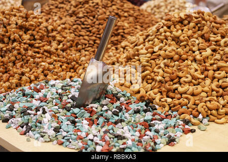 Chocolats multicolores à partir de lait de dromadaire, cajou grillées, rôtis de cajou dans caramel au sésame, amandes brutes, couché sur un grand comptoir de la mar Banque D'Images