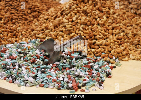 Chocolats multicolores à partir de lait de dromadaire, cajou grillées, rôtis de cajou dans caramel au sésame, amandes brutes, couché sur un grand comptoir de la mar Banque D'Images