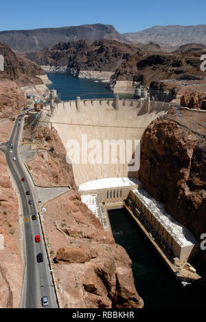 Vertical image montrant le Barrage Hoover et une partie du lac Mead, à la frontière Arizona-Nevada. Le monument de génie civil a été consacrée en 1935. Banque D'Images