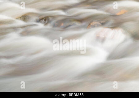 Close up de flowig rapide montrant la rivière roches avec obturateur lent, montrant l'effet de flou de l'eau Rivière gawler ouest Tasmanie Banque D'Images