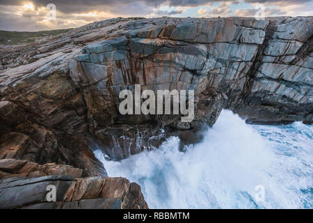 Albany, dans l'ouest de l'Australie. Vagues se briser contre la falaise Gap dans Torndirrup National Park, Albany, Australie Banque D'Images