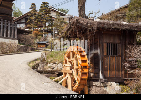 Scène de rue y compris roue de l'eau dans le petit village de Tsumago Japon Banque D'Images