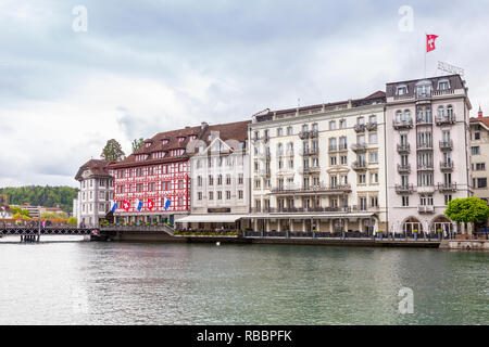 Lucerne, Suisse - le 7 mai 2017 : paysage urbain de la ville de Lucerne, les gens à pied près des hôtels de luxe sur la côte de la rivière Reuss Banque D'Images