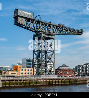 La célèbre Grue à Finnieston Quay Finnieston sur la rivière Clyde à Glasgow Ecosse UK avec le bouton droit de la Rotonde Banque D'Images
