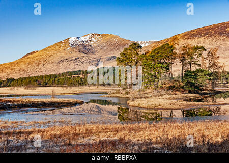 Montagne Stob écossais Ghabhar, Forest Lodge et Loch Tulla au Mont Noir près du pont de Orchy en Ecosse Highland Banque D'Images