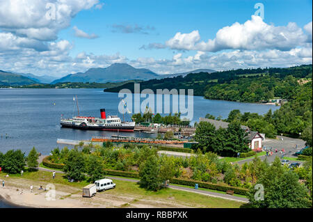 Femme de chambre à vapeur du Loch amarré à sa jetée sur le Loch Lomond à Loch Lomond Shores près de Ploubazlanec en Ecosse Banque D'Images