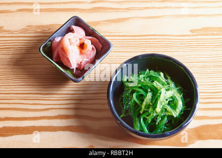 Deux types de condiments japonais fait main en coupe sur table en bois Banque D'Images