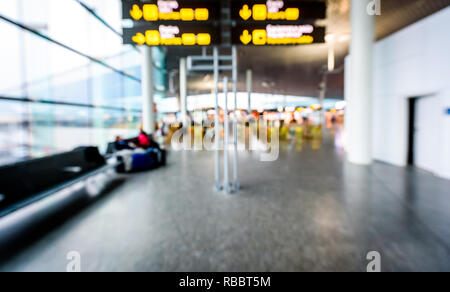 Photo floue abstraite des passagers en attente sur l'aéroport. Terminal de l'aéroport de flou artistique vide avec espace d'attente pour le vol d'avions commerciaux dans Banque D'Images