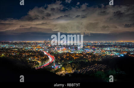 Le centre-ville de Los Angeles, en Californie, après un coucher de soleil, vu de Mulholland Drive. Banque D'Images