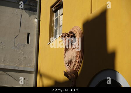 La façade est traditionnelle avec statue dans le vieux quartier de Cagliari (Sardaigne) - Castello Banque D'Images