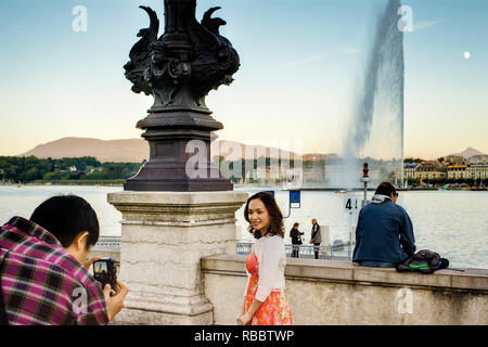 Photo souvenir devant le jet d'eau sur le lac de Genève, dans la ville de Genève, Suisse. Banque D'Images