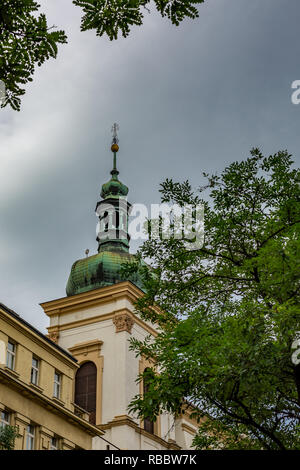 Artistique incroyable de détails architecturaux d'une tour d'immeuble résidentiel avec patine bronze dans le vieux centre de Prague, en République tchèque, ciel nuageux s Banque D'Images