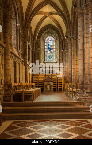 La Cathédrale Saint Magnus sanctuaire intérieur à Kirkwall, Orkney Isles, Ecosse, Royaume-Uni, Europe. Banque D'Images