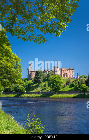 La rivière Ness et le château d'Inverness à Inverness, Écosse, Royaume-Uni, Europe. Banque D'Images