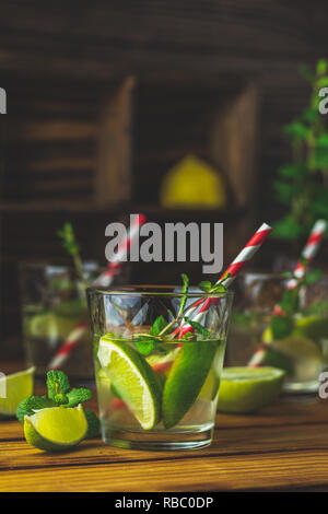 Cocktail sans alcool frais avec de la chaux, de la glace et la menthe, mojito cocktail à la fraise sur une table rustique, selective focus, faible profondeur de champ. Banque D'Images