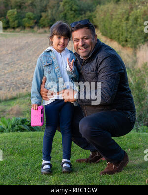 Père et fille assister à l'événement sur Sundowner Sunset Hill à la Gog Farm Shop, Stapleford, Cambridge Cambridgeshire Banque D'Images