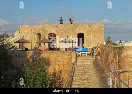 Un couple debout sur le toit du fort, à la recherche de la vue sur la mer et la médina. C'est l'endroit le plus élevé. Il y a aussi un café au rez-de-chaussée Banque D'Images