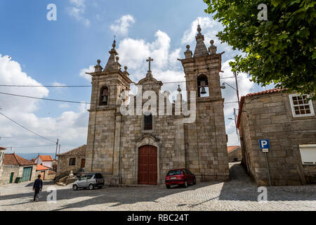 Façade de l'église baroque et néoclassique de Saint Mary (Igreja de Santa Maria) avec deux clochers maniériste dans la ville de Celorico da Beira, B Banque D'Images