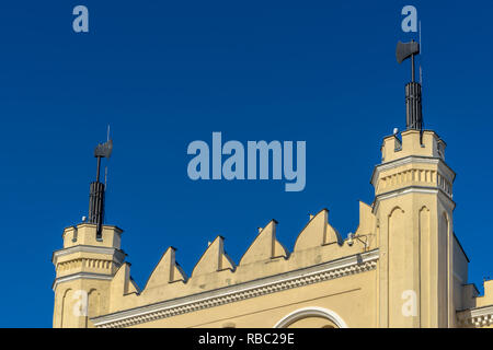 La principale porte d'entrée détail de la partie néo-gothique du Château de Lublin avec axes. La cité médiévale château royal dans le centre-ville, Lublin, Pologne. Banque D'Images