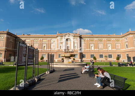 Rome, Italie - 09 novembre 2018 : la cour intérieure du musée du Vatican Banque D'Images