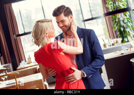 Jeune homme et femme sur la date au restaurant dansant ensemble Banque D'Images