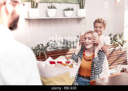 Surprise positive woman looking at le bouquet Banque D'Images