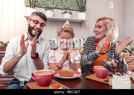 Ravi fille positive applaudissement dans ses mains Banque D'Images