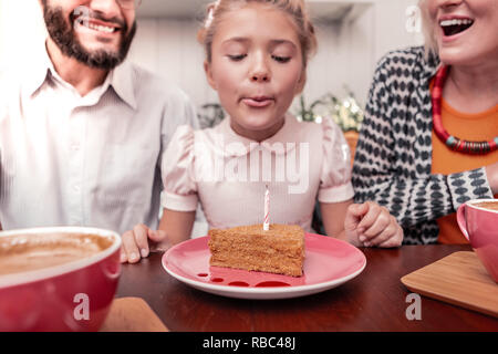 Focus sélectif d'un morceau de gâteau avec la bougie Banque D'Images